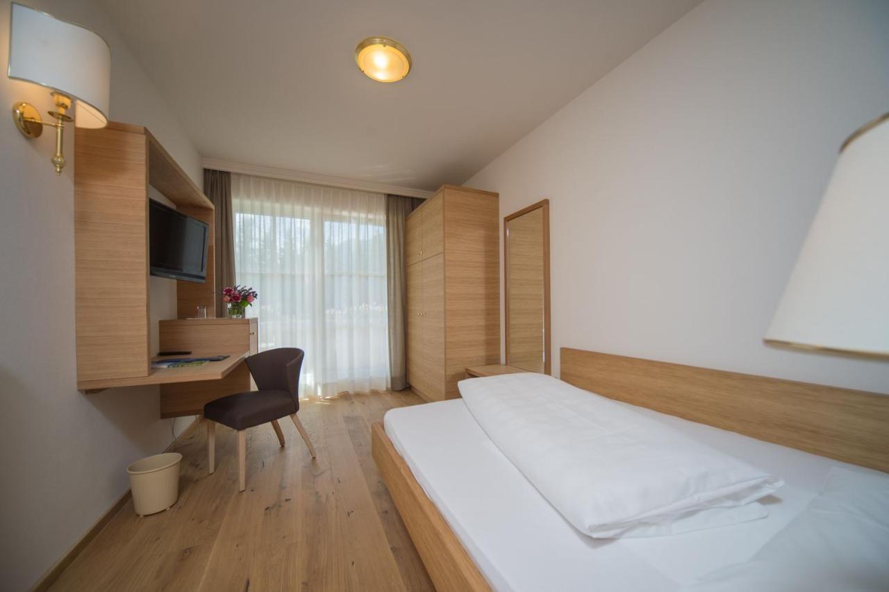 Park Hotel Bellevue Dobbiaco Bagian luar foto